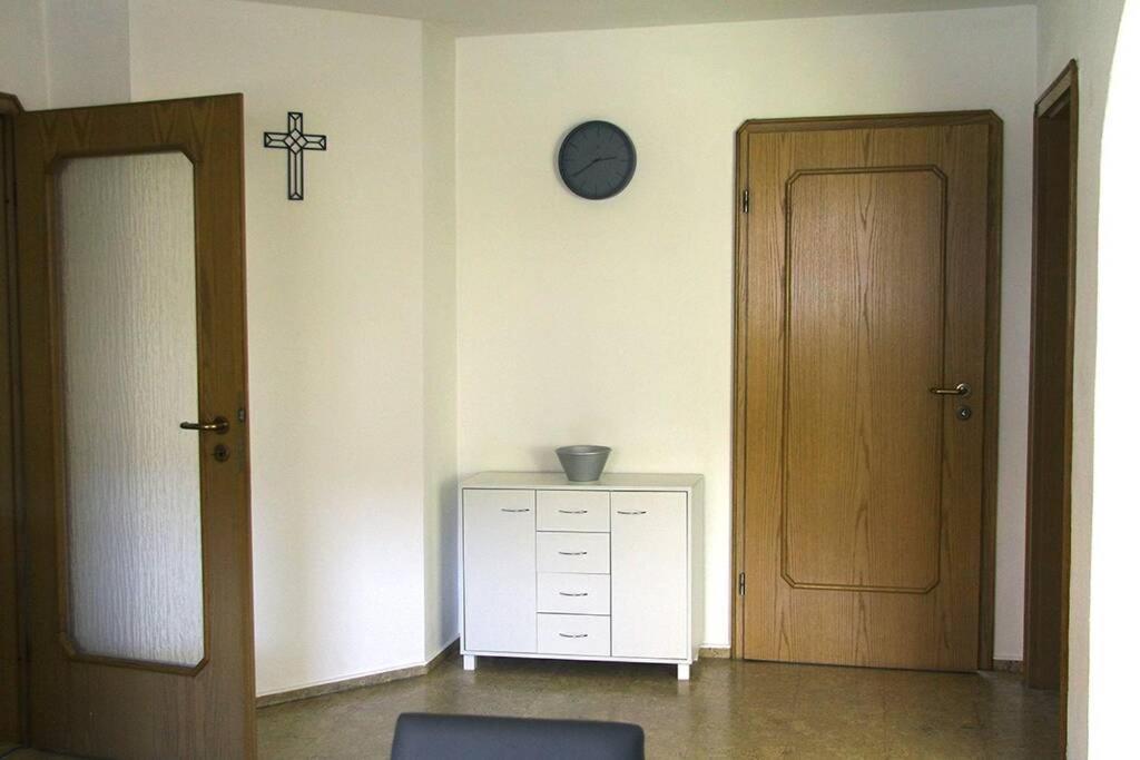 Schoene Helle Ferienwohnung In Waldnaehe ベルヒング エクステリア 写真