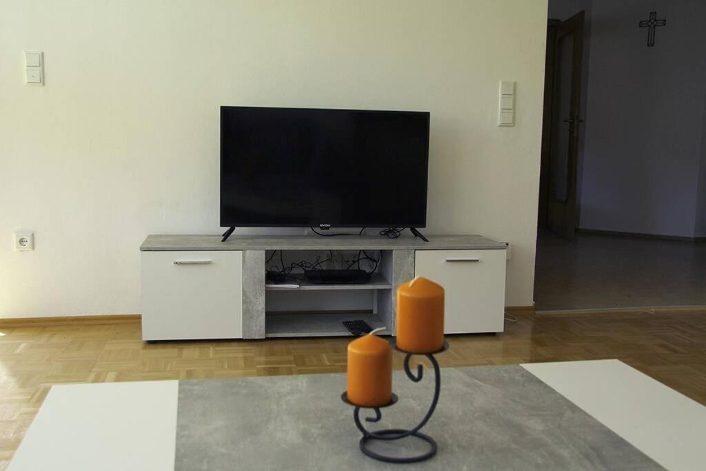 Schoene Helle Ferienwohnung In Waldnaehe ベルヒング エクステリア 写真
