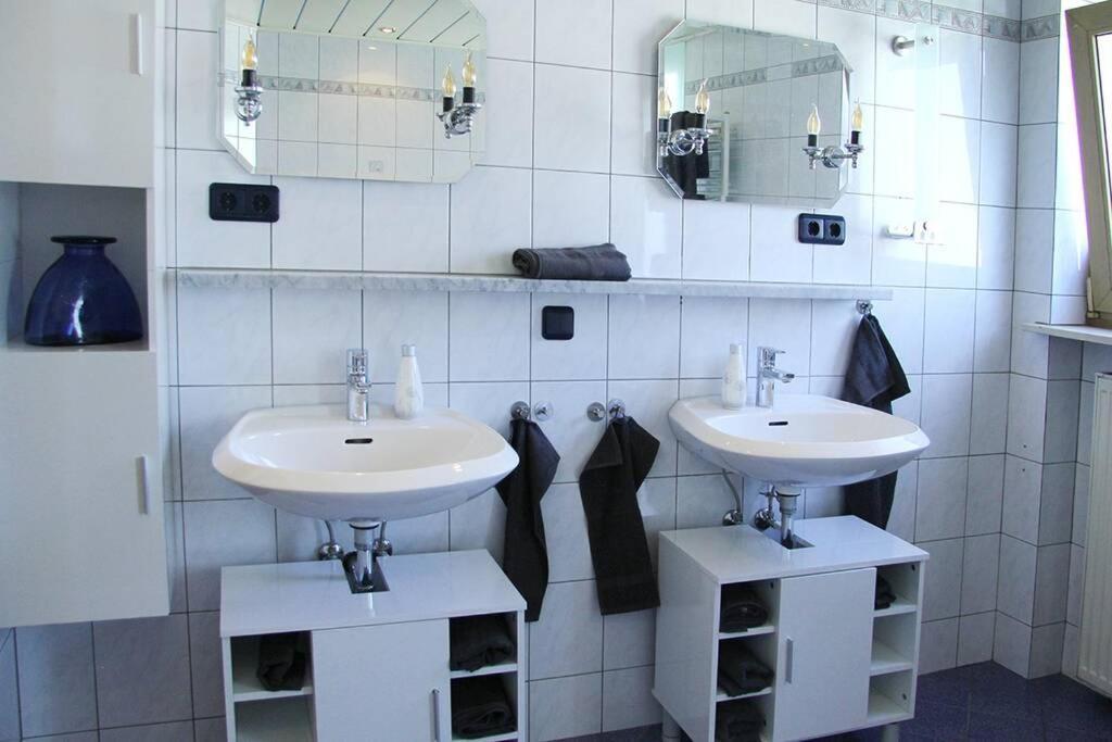 Schoene Helle Ferienwohnung In Waldnaehe ベルヒング エクステリア 写真