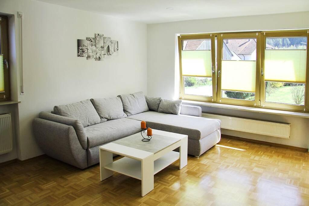 Schoene Helle Ferienwohnung In Waldnaehe ベルヒング エクステリア 写真