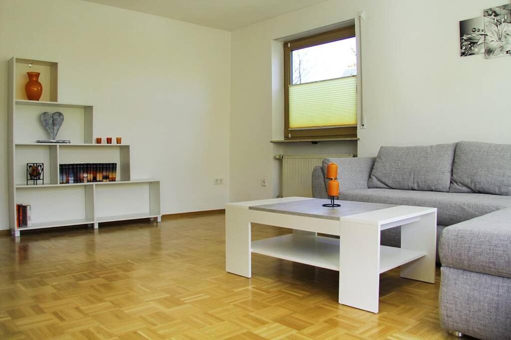 Schoene Helle Ferienwohnung In Waldnaehe ベルヒング エクステリア 写真
