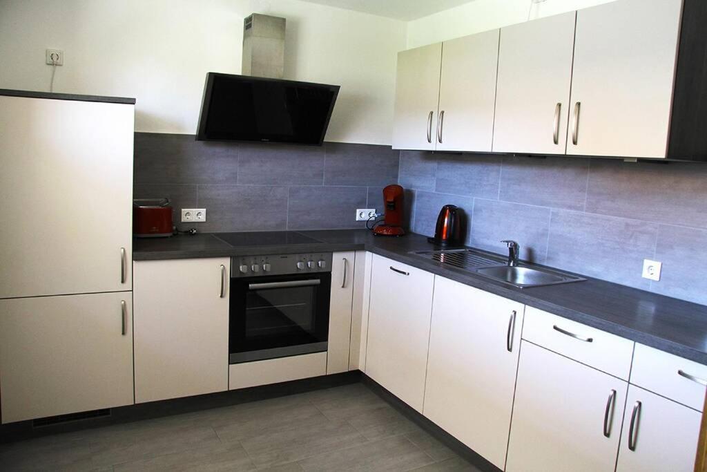 Schoene Helle Ferienwohnung In Waldnaehe ベルヒング エクステリア 写真