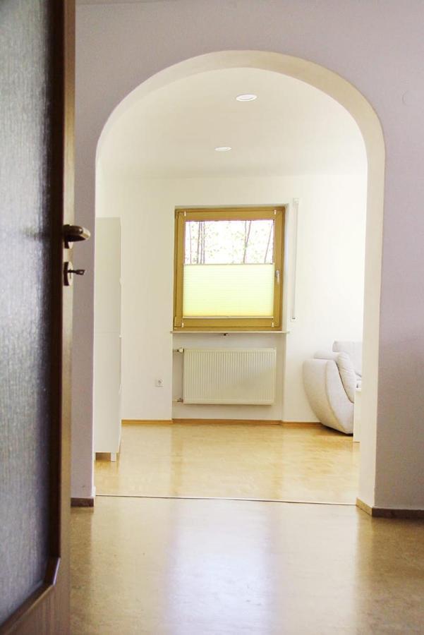 Schoene Helle Ferienwohnung In Waldnaehe ベルヒング エクステリア 写真
