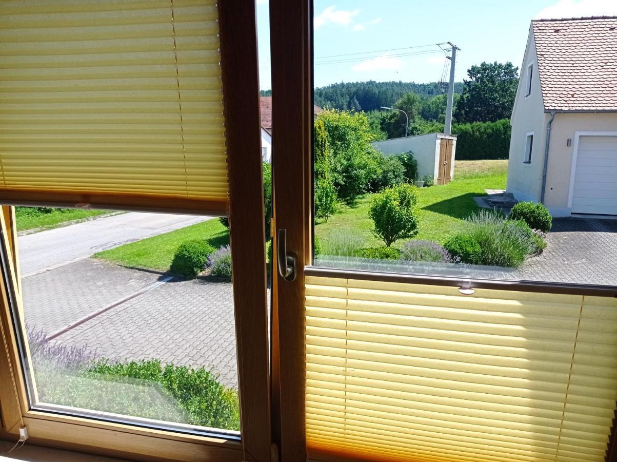 Schoene Helle Ferienwohnung In Waldnaehe ベルヒング エクステリア 写真